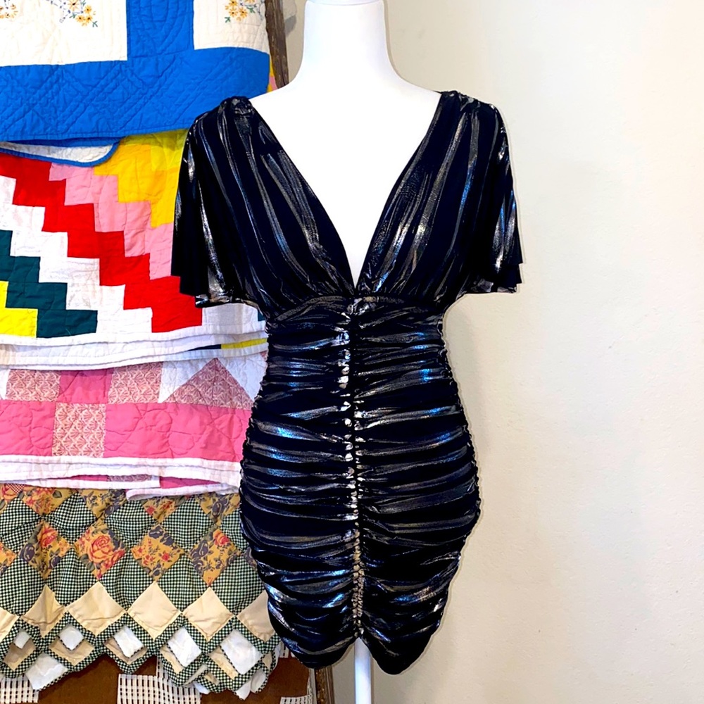 FD Sz S Fitted Shimmery Silver And Black Split Short Sleeve Little Black Dress